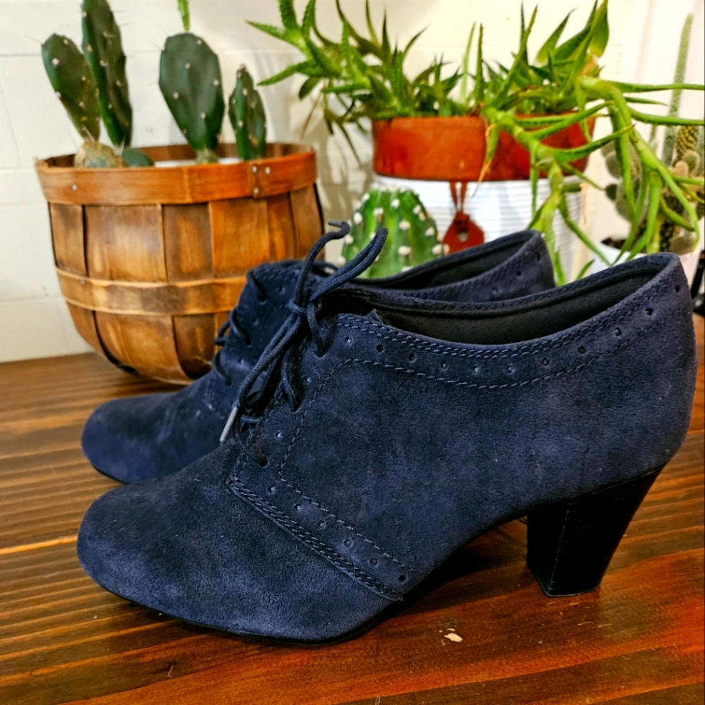 Clarks bendable wing tip style bootie
